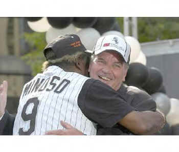 Minnie Minoso and Mayor Richard Daley hug.